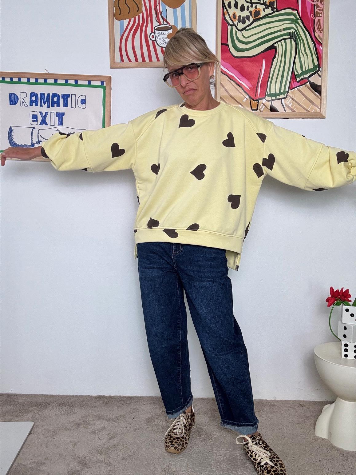 FEMALE - Felpa Oversize Gialla con Cuori Neri  Love is in the Air (and on Your Sweater!) R50530-CUO/ GIALLO FEMALE 